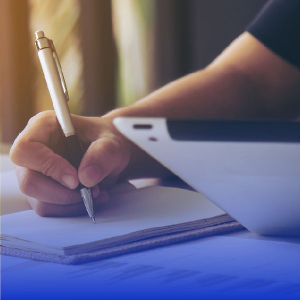 Profesional revisando papeles de preparación de documentos